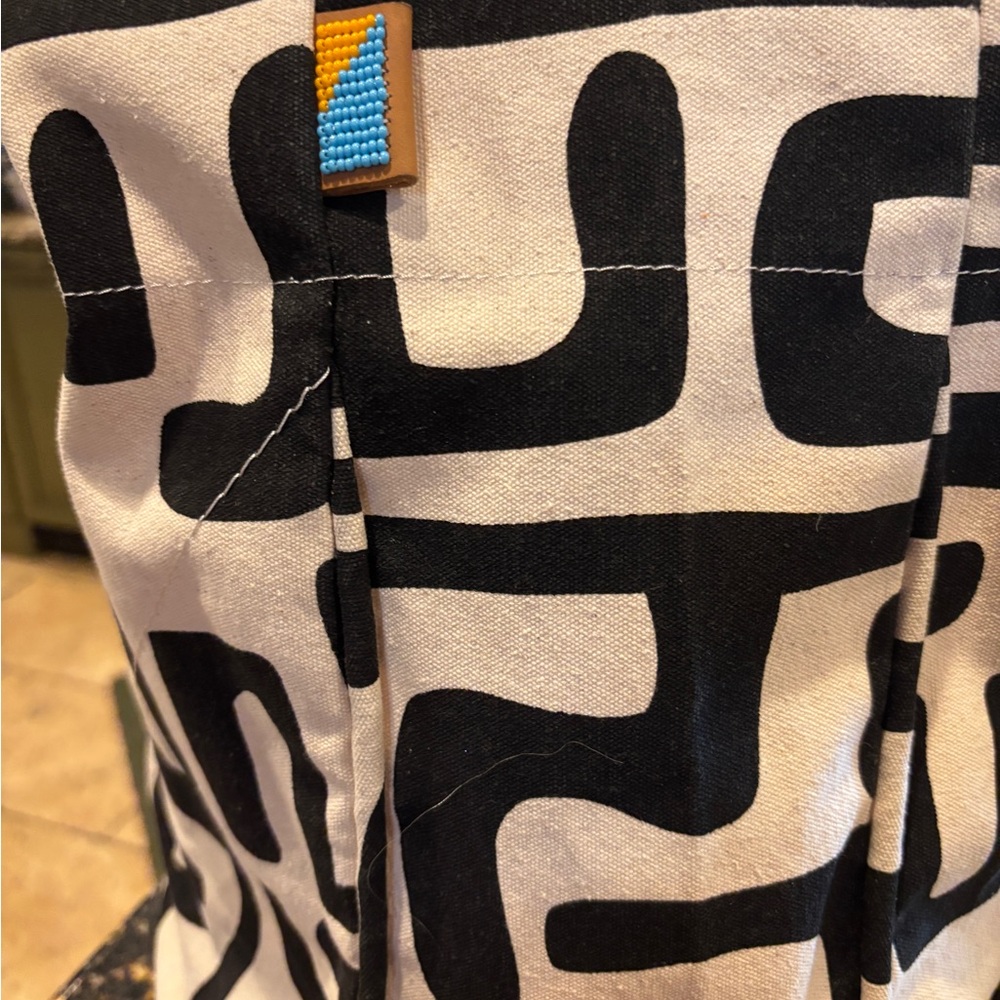Ubuntu Life Tote Bag. Huge! Excellent condition, canvas, leather straps - Picture 6 of 7